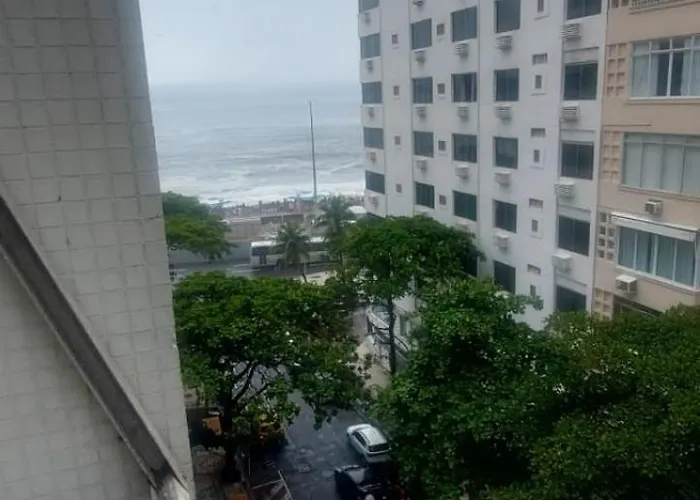Quadra Da Praia Vista Para O Mar